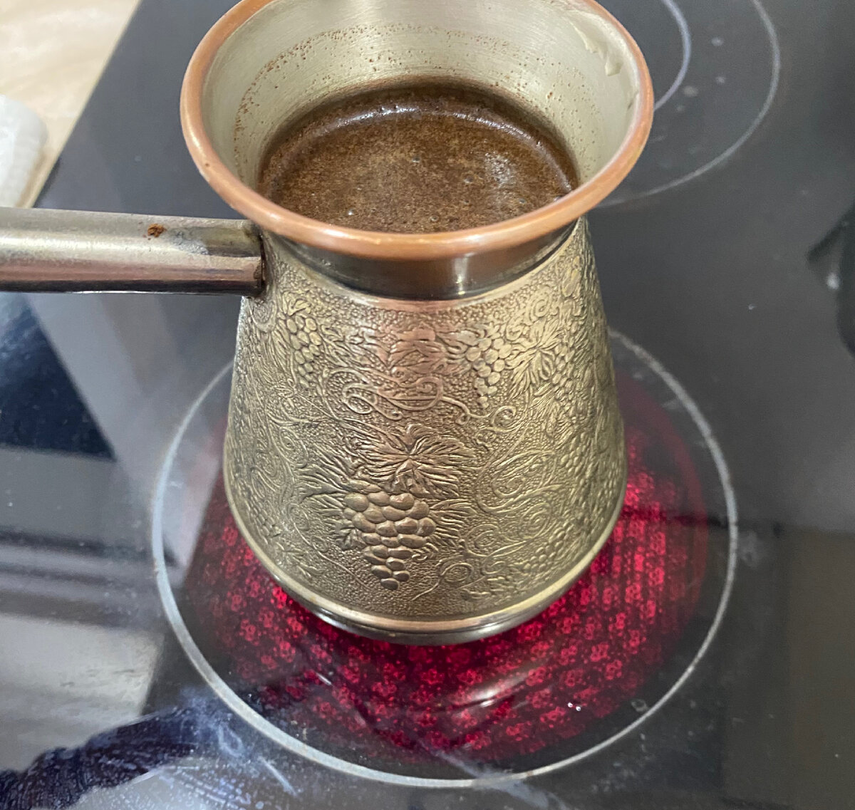 Оборудование для варки кофе в турке. Эспрессо в турке. Как сварить эспрессо в турке. Сваренный в джезве. Кофе с пенкой в турке как сварить