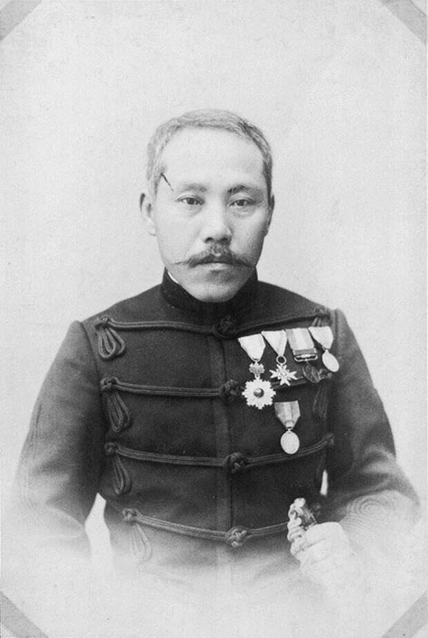 Арисака Нариакира, генерал и барон Имерии(1852-1915), ведущий разработчик оружия японской армии. Создатель уникальной винтовки"Арисака"(покупалась многими странами, в том числе, и Россией), унифицировал и внедрил современные пушки Круппа(образца 1895г).