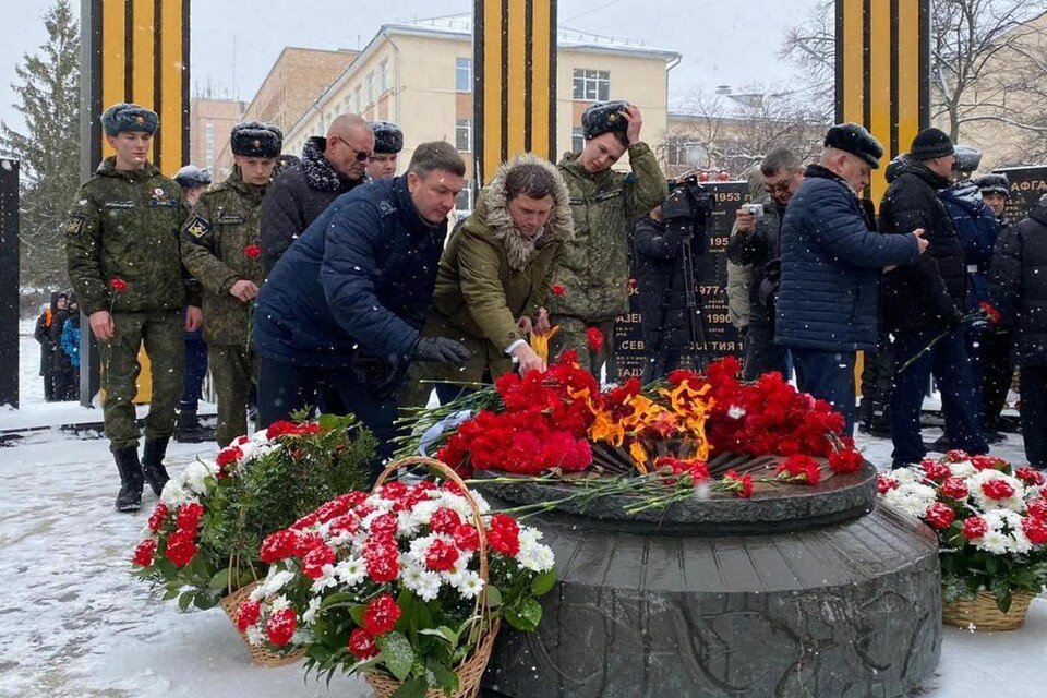     Депутат Рязоблдумы Григорий Парсентьев возложил цветы к памятнику Павшим в локальных войнах. Елена ЦЫГАНКОВА