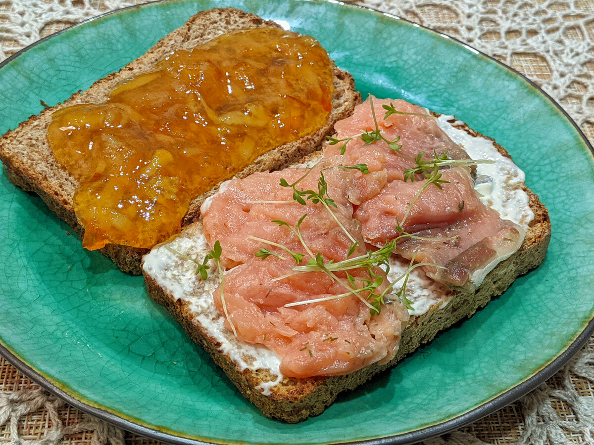 Цельнозерновые тосты с горбушей и апельсиновым джемом, кофе 