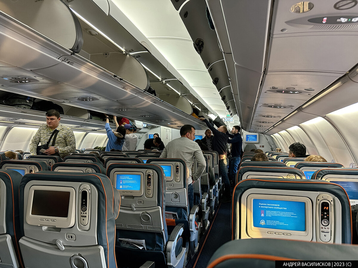 Рассаживаемся. Илья ещё не пришёл