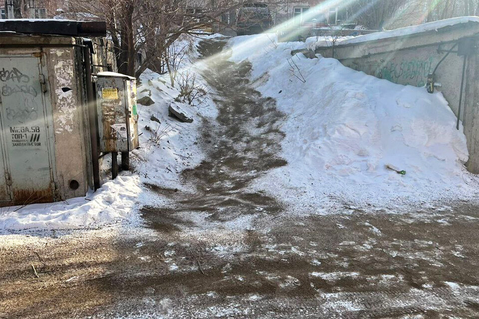     Горку засыпали песком, чтобы подобного здесь больше не случилось