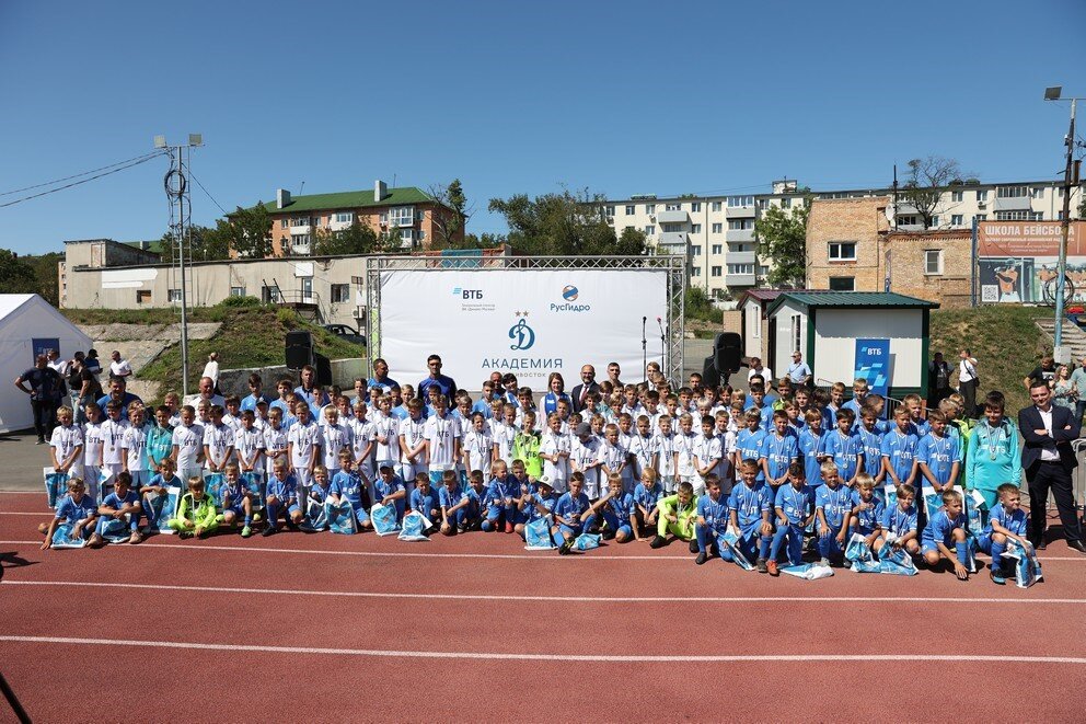 Открытие филиала детско-юношеской футбольной академии «Динамо» им. Льва Яшина 1 сентября 2021 во Владивостоке. Проект поддержан РусГидро и ВТБ.  Источник фото: http://www.rushydro.ru/press/polovode/freshet_amur/assistance/novosti/113991.html 