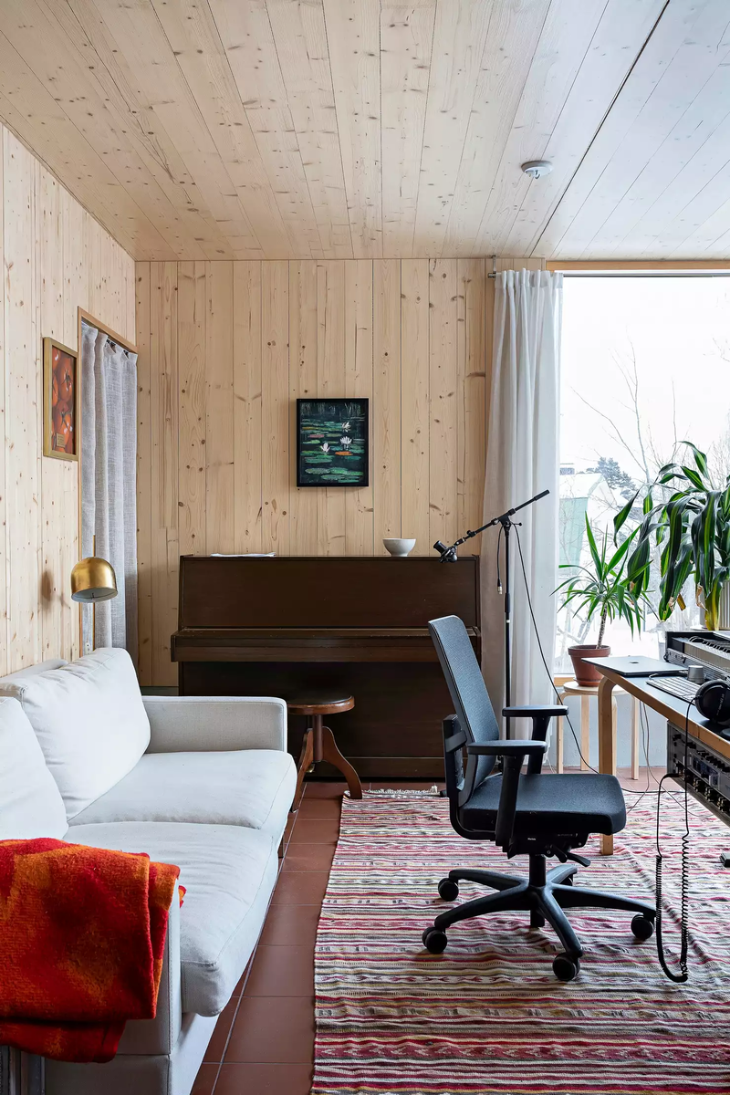 Берлога для одиночки. Мужчина построил для себя черный дом (внутри ...