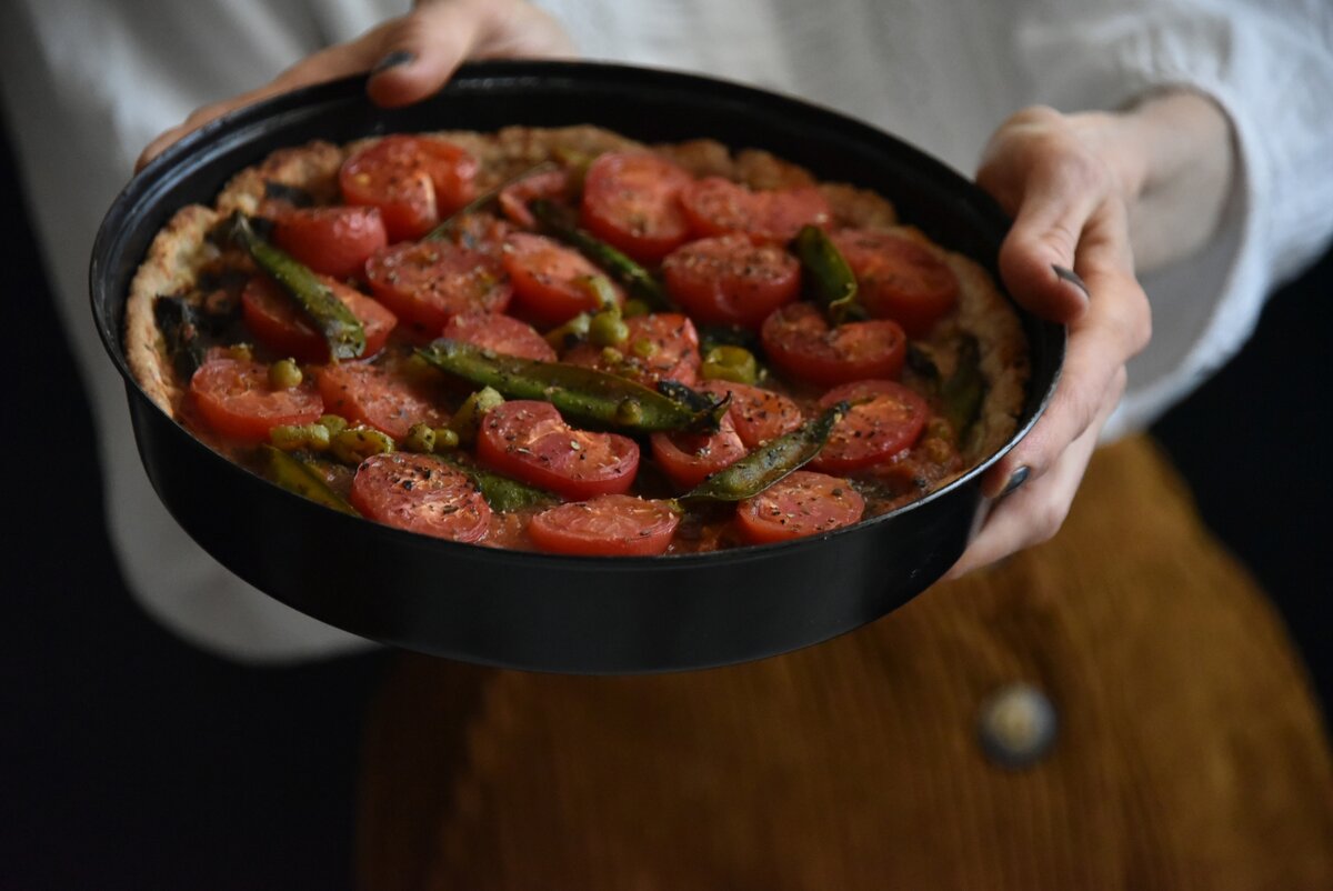 Открытый пирог с помидорами, шпинатом, острым перцем и горошком | RUSSIAN  FLORAL FOOD. Рецепты блюд из простых растительных продуктов | Дзен