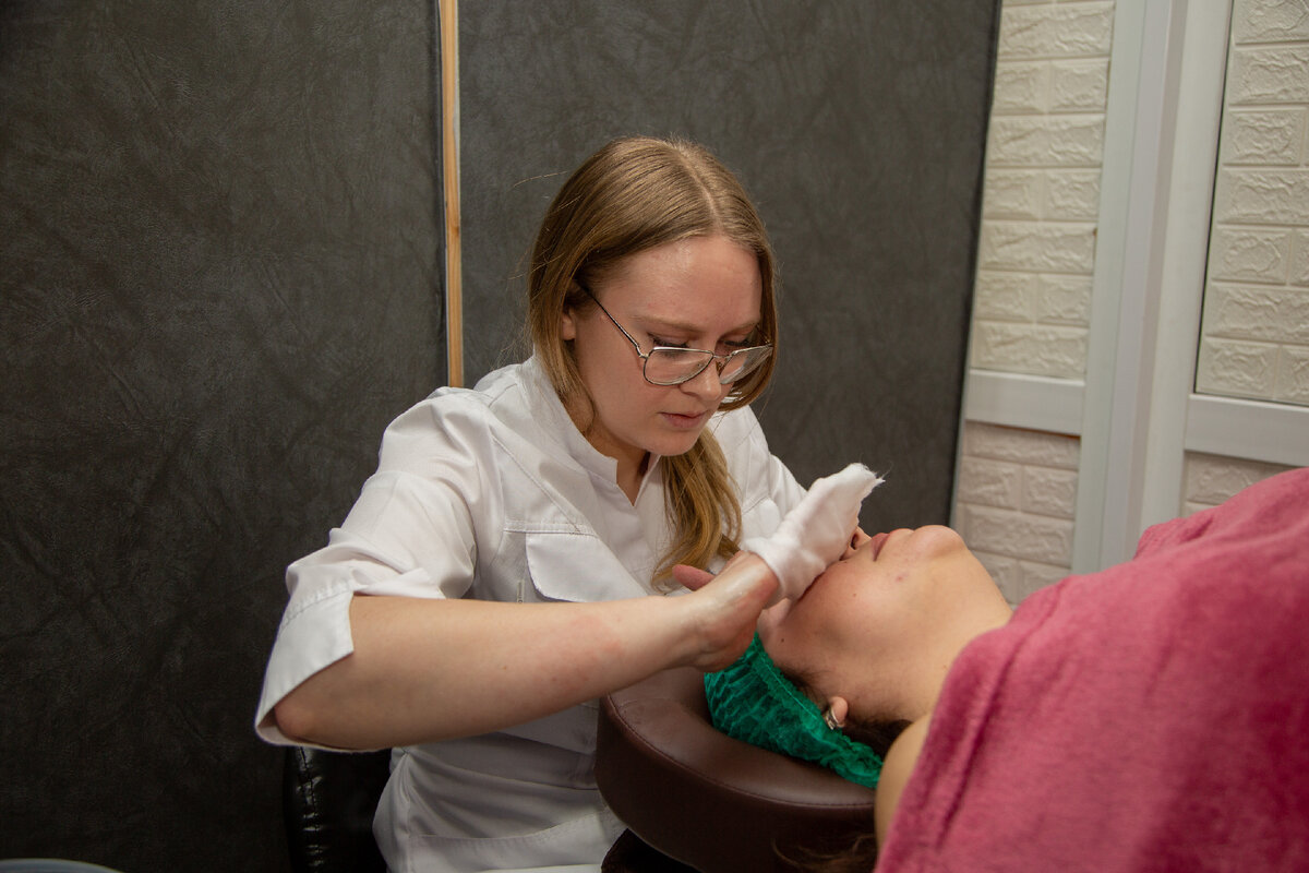 Салон работает с сентября 2022 г. Ежедневно специалист принимает до пяти человек в день.