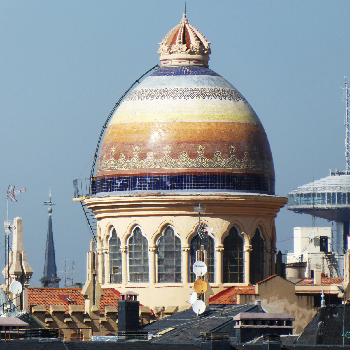 Приходская церковь Санта-Тереза-и-Сан-Хосе, известная как монастырь босых отцов-кармелитов. Pl. de España, 14