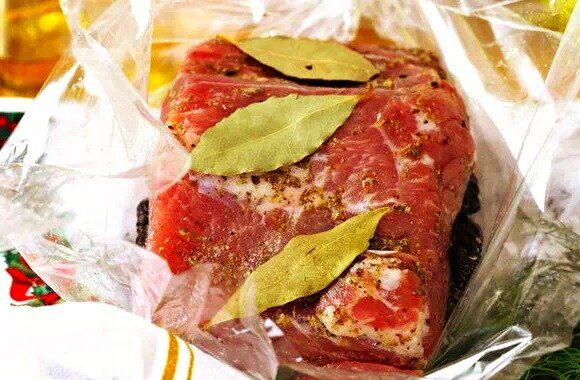 Свиная шея, запечённая с помидорами и маслинами: рецепт - Лайфхакер