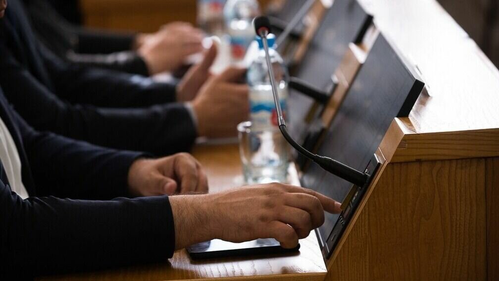     Вынести вопрос на обсуждение пытались несколько фракций, однако общим голосованием вопрос был снят. Об этом стало известно на заседании Законодательного Собрания Карелии.