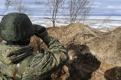    Военнослужащий ВС РФ наблюдает за обстановкой на позициях в южном секторе спецоперации. © РИА Новости