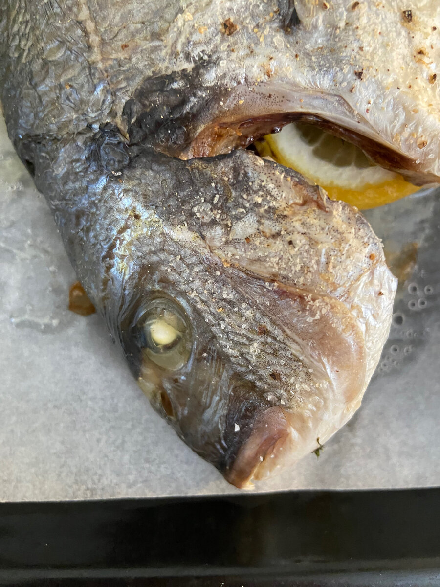 По глазам можно определить готовность. Как только глаза побелели рыба готова.