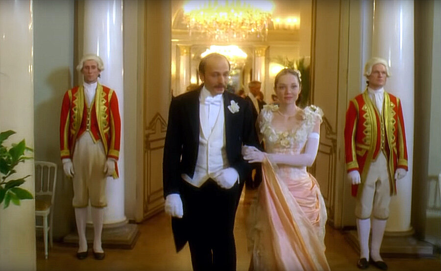 Кадр из фильма «Анна Каренина» 2009 год. Радостная Кити появляется на бале. 