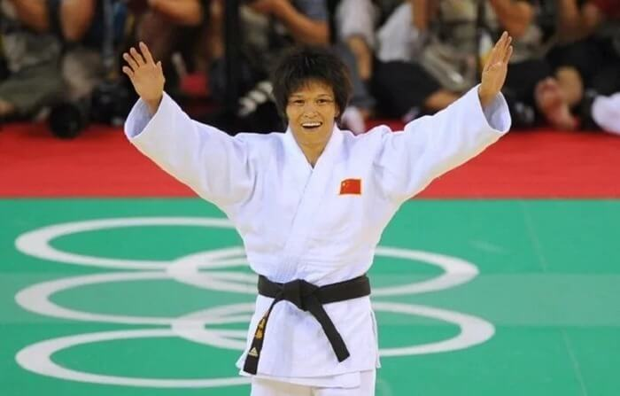 2004 год, Афины - золотая медаль. 2008 год, Пекин - золотая медаль. Знаменитая дзюдоистка из национальной сборной Китая завоевала две золотые медали в весе 52 кг. Ей также удалось дважды стать серебряным призёром чемпионатов Азии в 1995 и 2004 годах. В 2018 году имя Сиань было внесено в Зал Славы International Judo Federation (IJF).