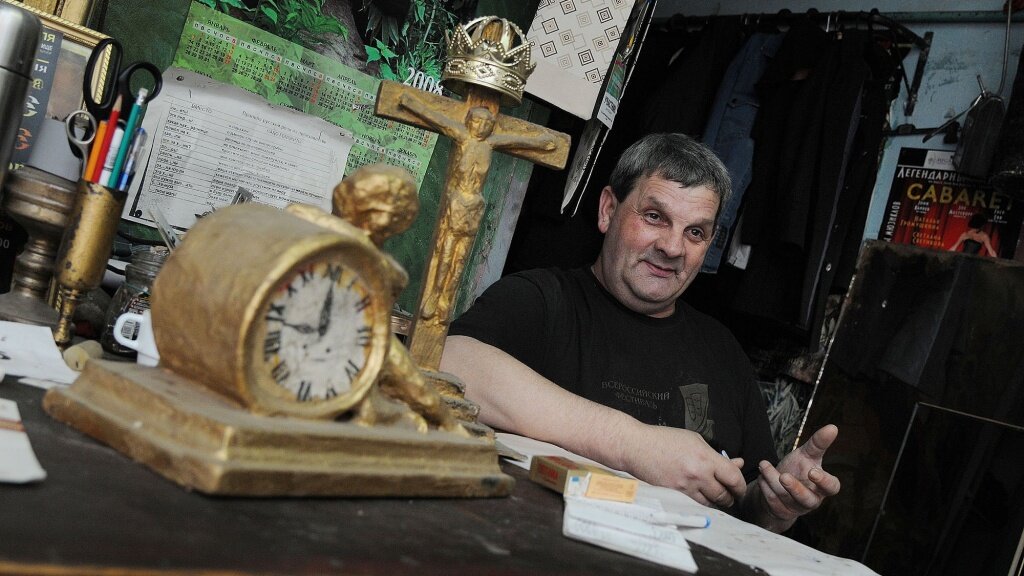 Юрий Четвертаков, мебельщик-реквиз итор Театра оперы и балета, в театре с 1985 года.