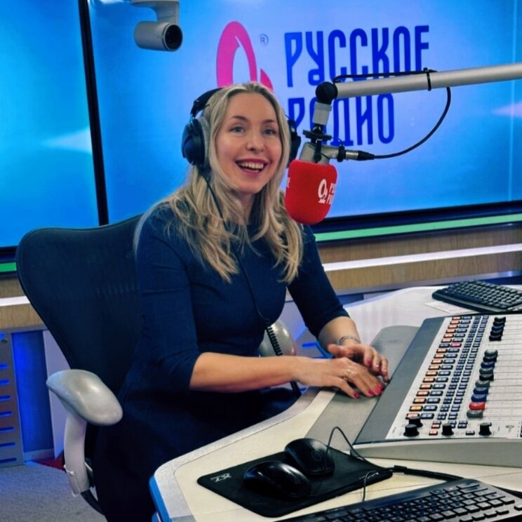 А вы знали, что я ещё и подкастер? 
 
Кроме того, что я – психолог-эксперт в сфере отношений, детский писатель, автор 10 книг, член Союза писателей России, жена, многодетная мама, блогер, стрелок, я ещё веду целых два подкаста. 
 
✨«Сказки – хиты» - для детей и родителей и сопричастных 
✨«Классные отношения сразу» - для мужчин и женщин. 
 
«СКАЗКИ-ХИТЫ» - подкаст, в котором я беру интервью у писателей, а также делюсь своими знаниями воспитания детей. Здесь же можно послушать многие мои сказки и сказочные повести. 
«Главным «проектом» в моей жизни, безусловно, являются дети. А у меня их трое. Сначала, эти разбойники связали меня по рукам и ногам, что изменило амбициозные жизненные планы на 180 градусов, а потом и вовсе кардинально изменили всю мою жизнь. Вдохновили на литературный труд. Я всегда стремилась написать, но не могла подобрать идею для реализации моего таланта. Как однажды, я записала сказки, которые рассказывала моим деткам моя мама. Поправила их, дописала и… чудо свершилось! 
Конечно, не думайте, что всё так легко и гладко. Рождение книги, как и рождение и воспитание ребёнка, требует выносливости, любви и старания. 
 
🤍Прослушать выпуски: 
 
💥MAVE 
https://mamskazka.mave.digital/ 
💥YANDEX 
https://music.yandex.ru/album/10576051?dir=desc&a.. 
💥APPLE 
https://podcasts.apple.com/ru/podcast/сказки-хиты/id1.. 
Вконтакте 
https://vk.com/podcast-183582622_456239065 
 
«КЛАССНЫЕ ОТНОШЕНИЯ СРАЗУ» - подкаст, в котором я беру интервью у женщин и мужчин, которым действительно есть, что сказать о жизни, бизнесе, отношениях. Личная жизнь, любовь - главная движущая сила во Вселенной, главный источник красоты и энергии женщины. Когда с личным всё путём, мы же горы можем свернуть в бизнесе. Всё получается идеально: и дети, и быт, и карьера, лишь бы сердце было на месте! 
 
🤍Прослушать выпуски: 
 
💥MAVE 
https://love-marriage-secret.mave.digital/ 
💥YANDEX 
https://music.yandex.ru/album/16529182/track/88849027.. 
💥APPLE https://podcasts.apple.com/us/podcast/классные-отноше..