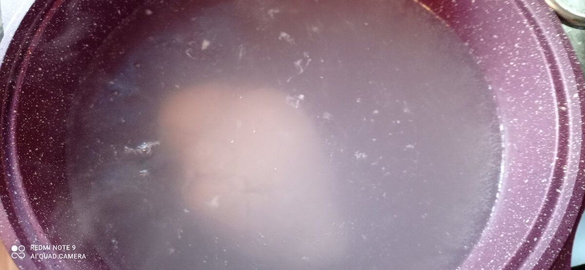 Куриное мясо поставить вариться.