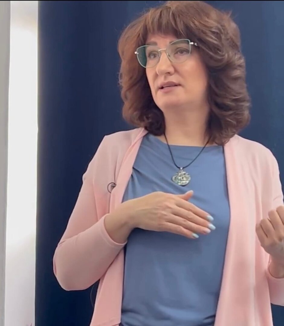 Наташа Воробьева, тренер по голосу, читает лекцию в подкаст-студии "Две дорожки"