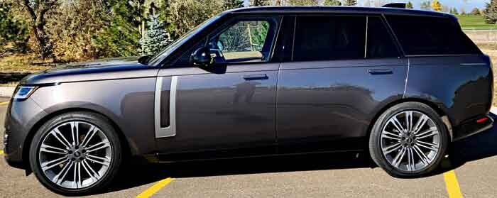    Боковой вид указывает на характерную приземистость машины в области заднего моста