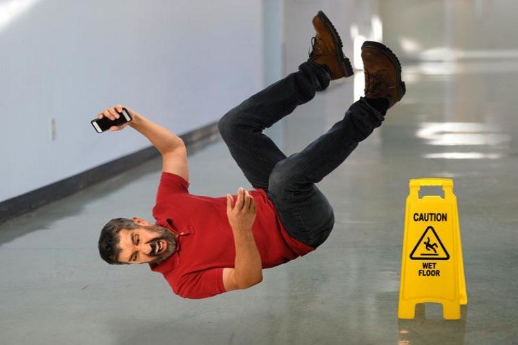     Почему люди по всему миру смеются над падениями