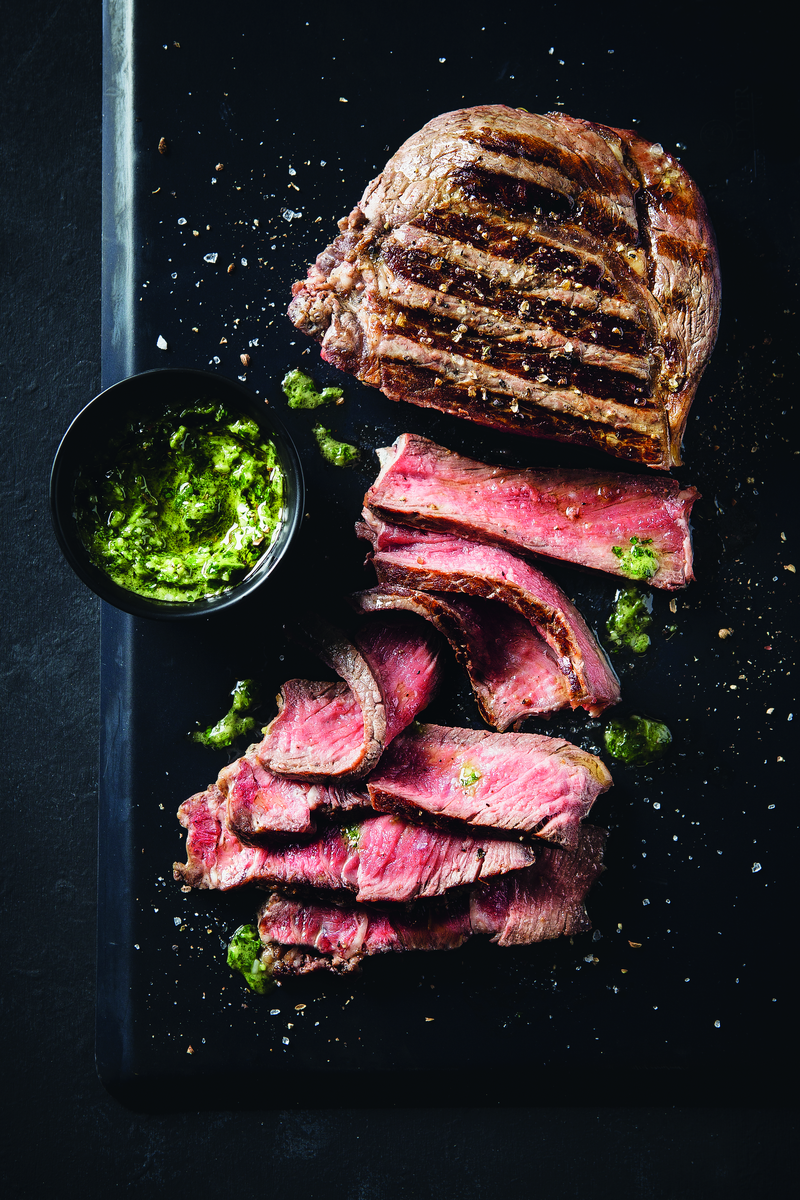    Антрекот с соусом чимичурри на гриле