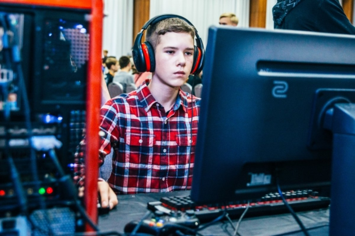 Цифровая среда для детей привычная, но от этого не менее опасная. Фото Дарьи Хватковой. АиФ-Псков 