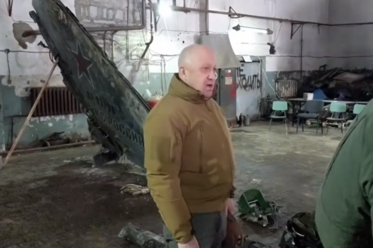    Дань героям. Вывезены обломки Су-24М, протаранившего украинскую колонну