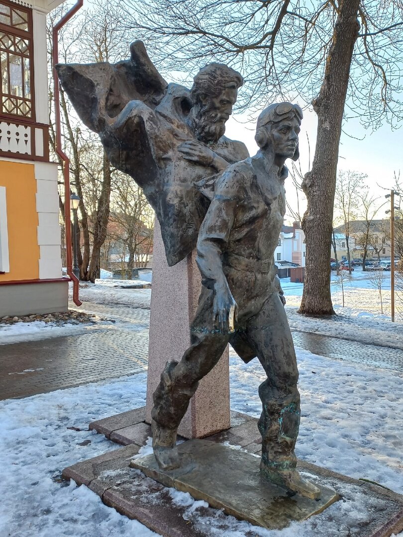 "Два капитана". Памятник героям книги В. Каверина "Два капитана" в Пскове. Открыт 22 июня 1995 года. Скульпторы М. Белов и А. Ананьев (Санкт-Петербург).  Фото автора. 