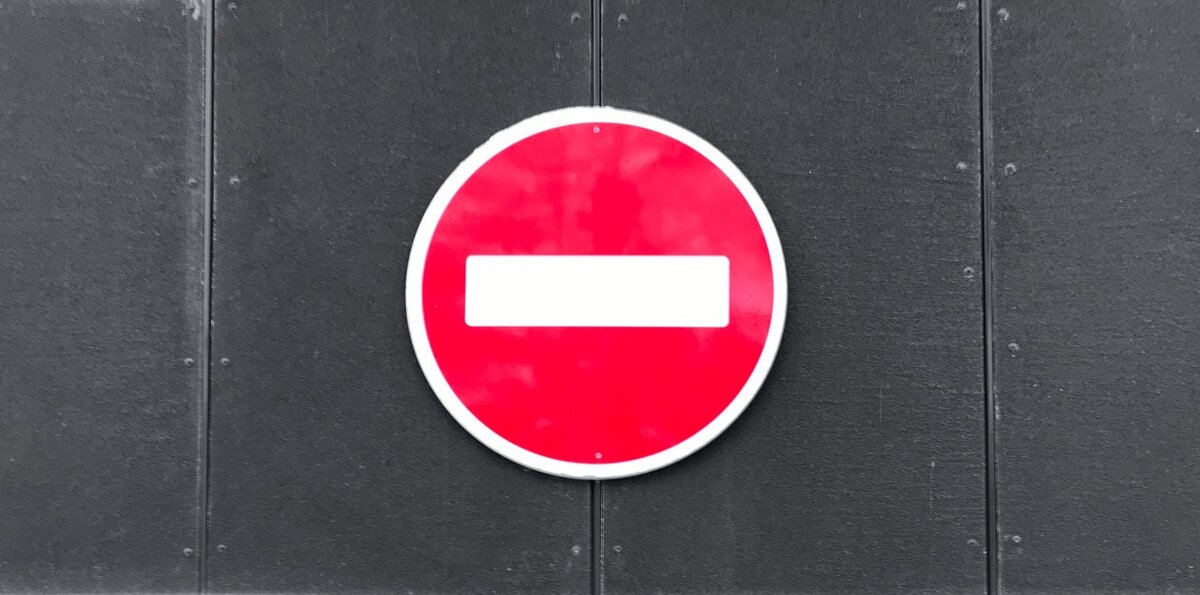    Знак «кирпич» легко узнать даже издали. Фото: Денис Смольянов