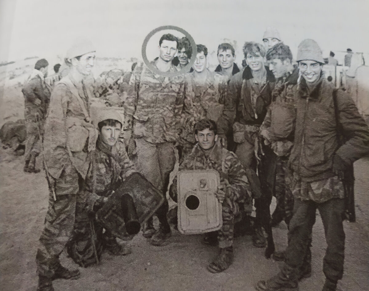 Валерий Романов, стоит вторым слева