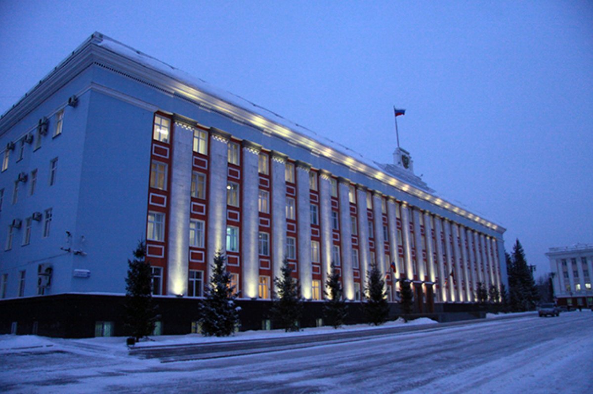    Автомобиль влетел в сугроб у входа в правительство Алтайского края