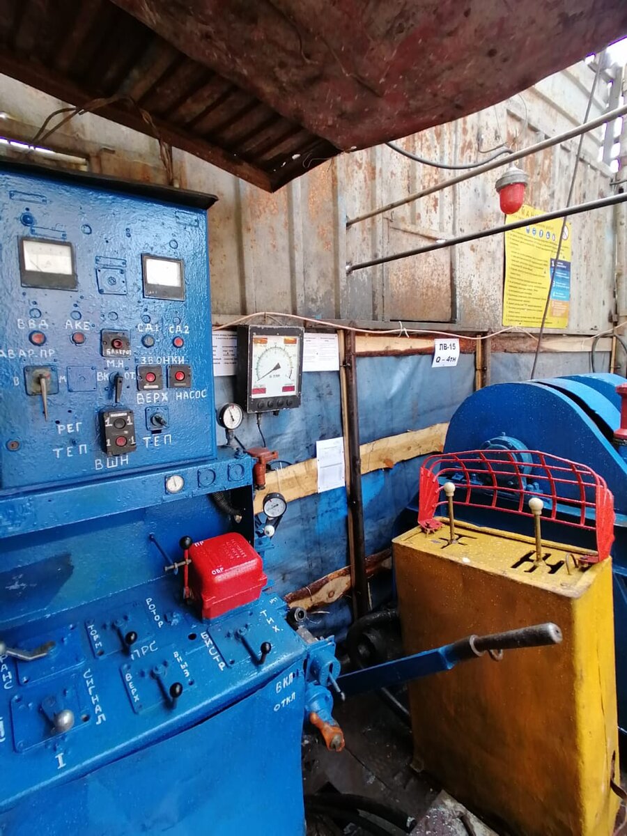 Рабочее место бурильщика. Тормоз лебедки ("кочерга" как ее называют) и весь пульт. Фото предоставлено Малаховской Г.Г.