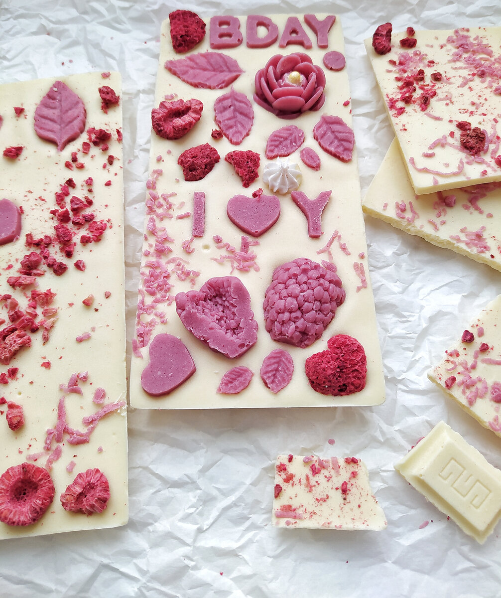 Фантазийная шоколадная плитка из белого шоколада с декором из малинового ганаша с желатином 🌸