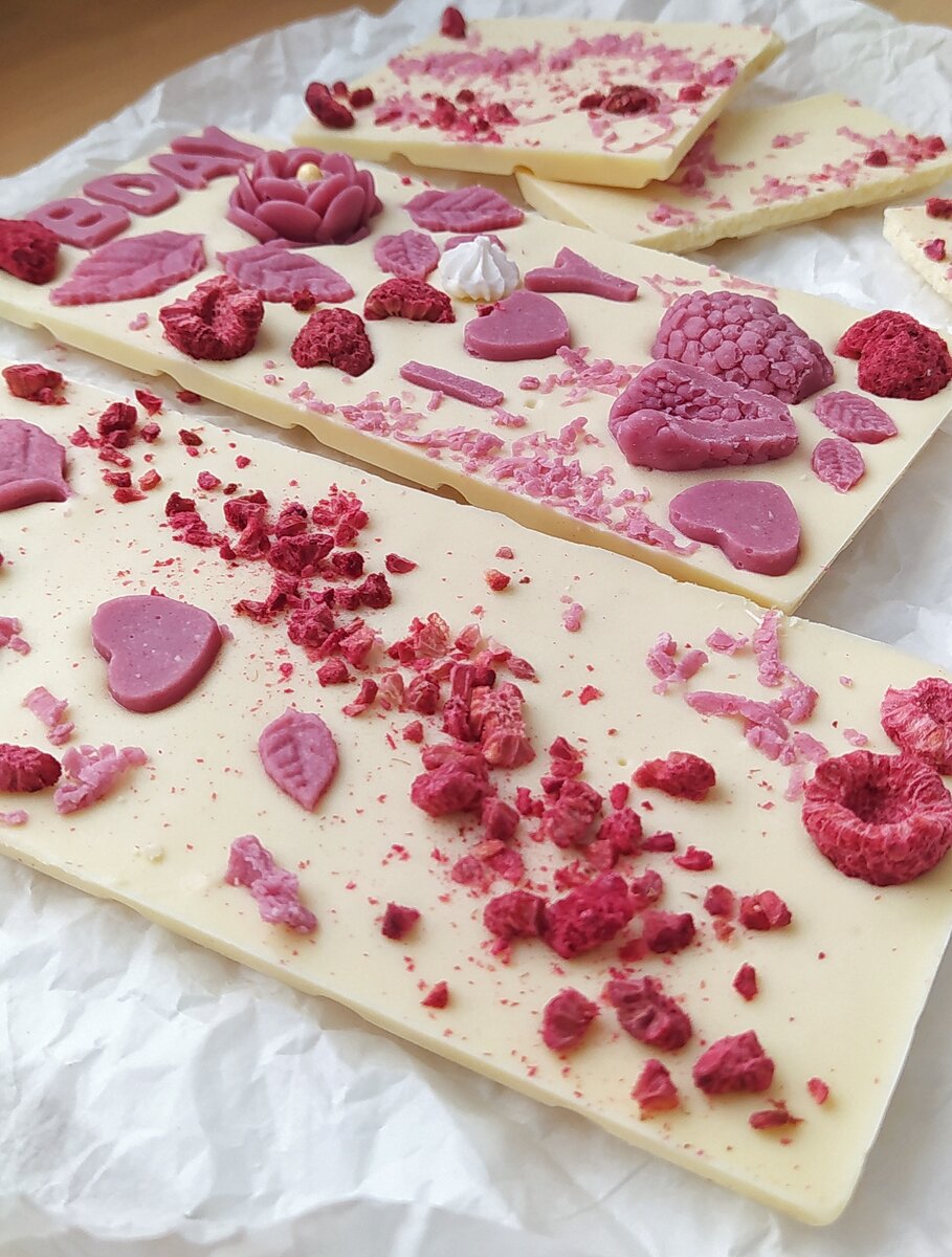 Фантазийная шоколадная плитка из белого шоколада с декором из малинового ганаша с желатином 🌸