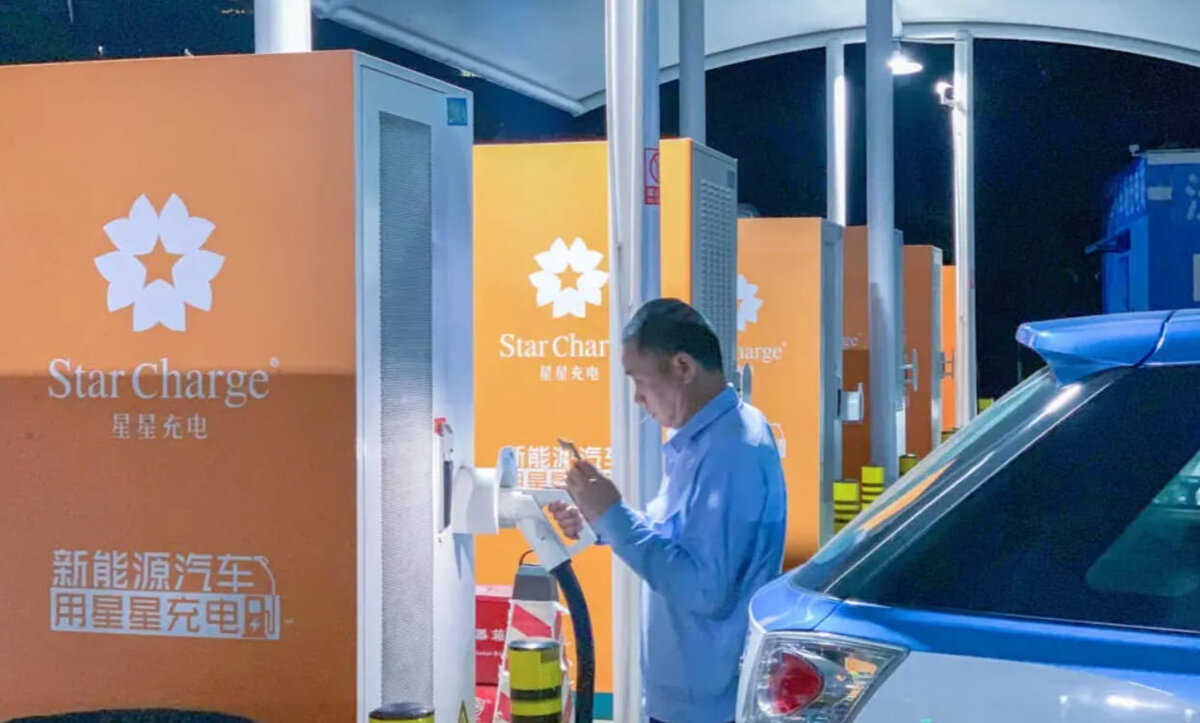 зарядные комплексы в Китае это уже практически всегда не одиночные зарядки, а минимум 3-5 зарядных терминала