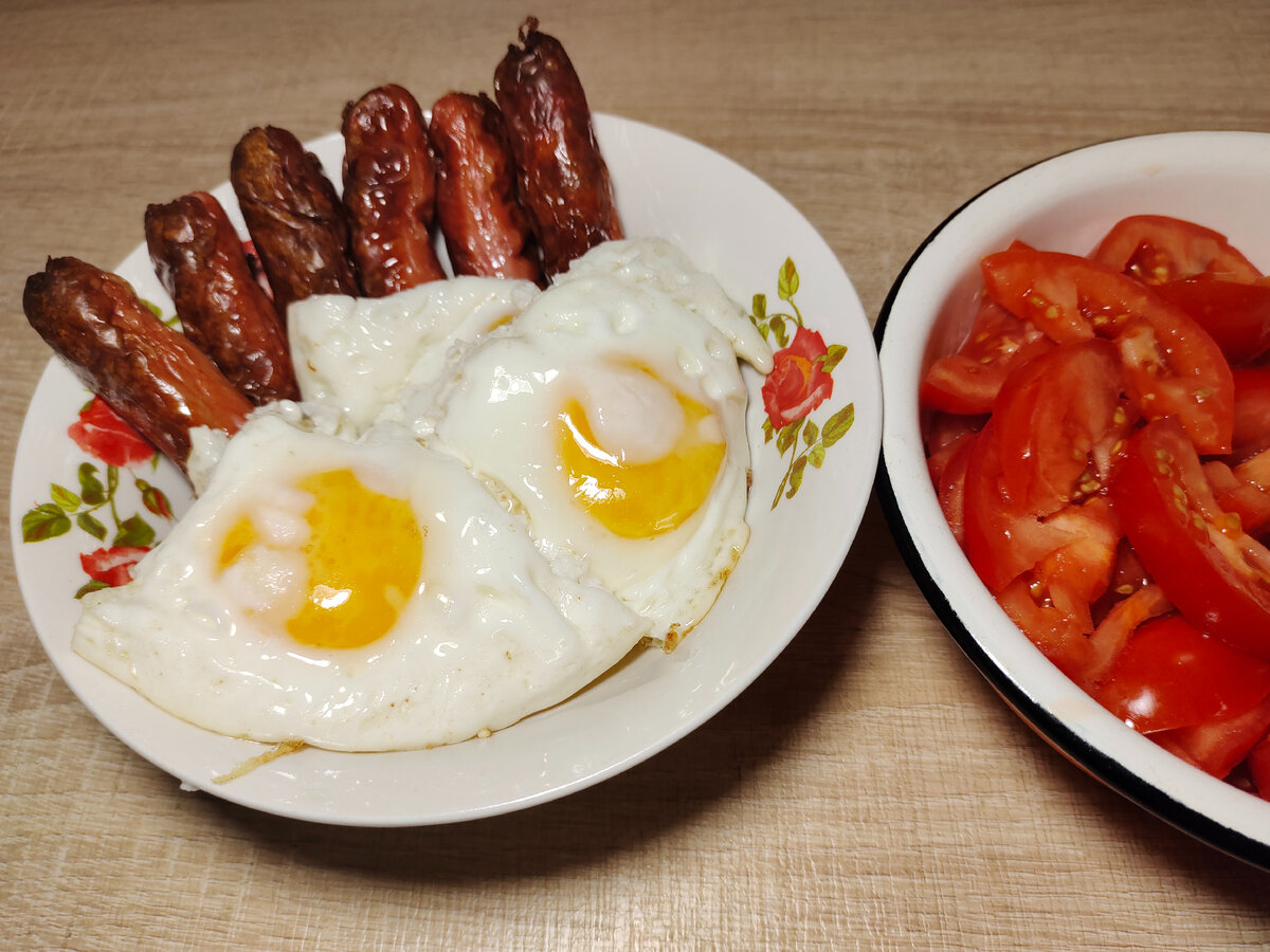 яичница-глазунья с сосисками + помидоры