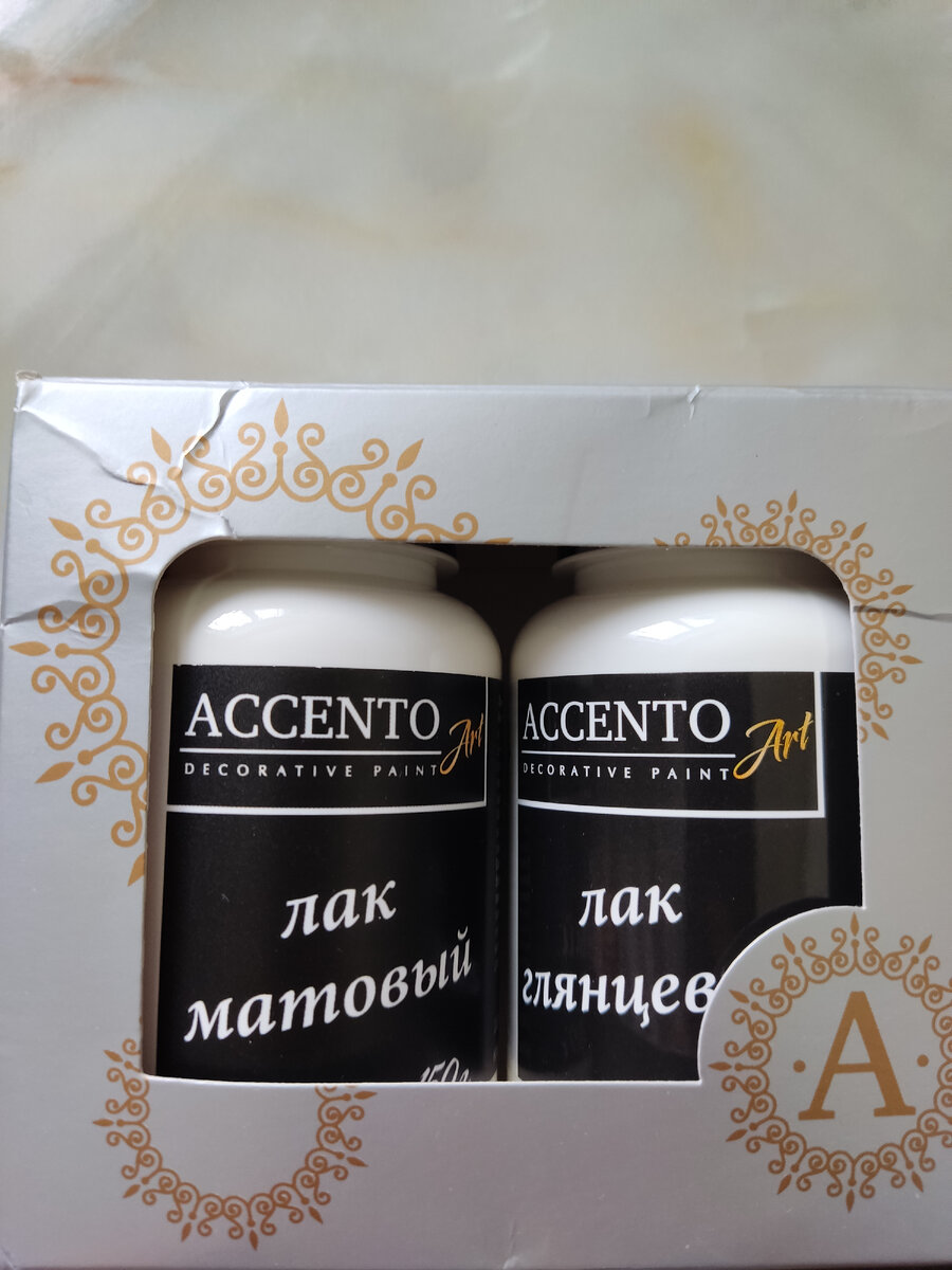 Пока использовала только матовый,наносила в 3-4 слоя кистью.