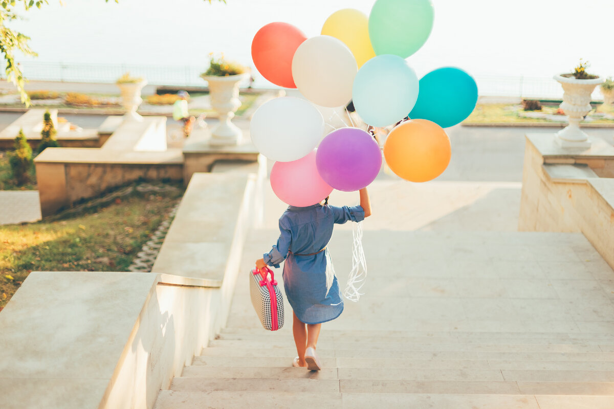 Источник: https://ru.freepik.com/free-photo/girl-running-on-the-stairs-holding-colorful-balloons-and-childish-suitcase_7091153.