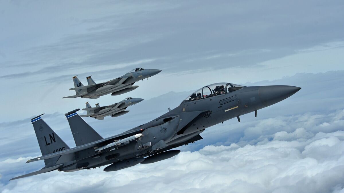    Истребители F-15C и F-15E ВВС США в небе© Фото : U.S. Air Force photo/Senior Airman Erin Trower