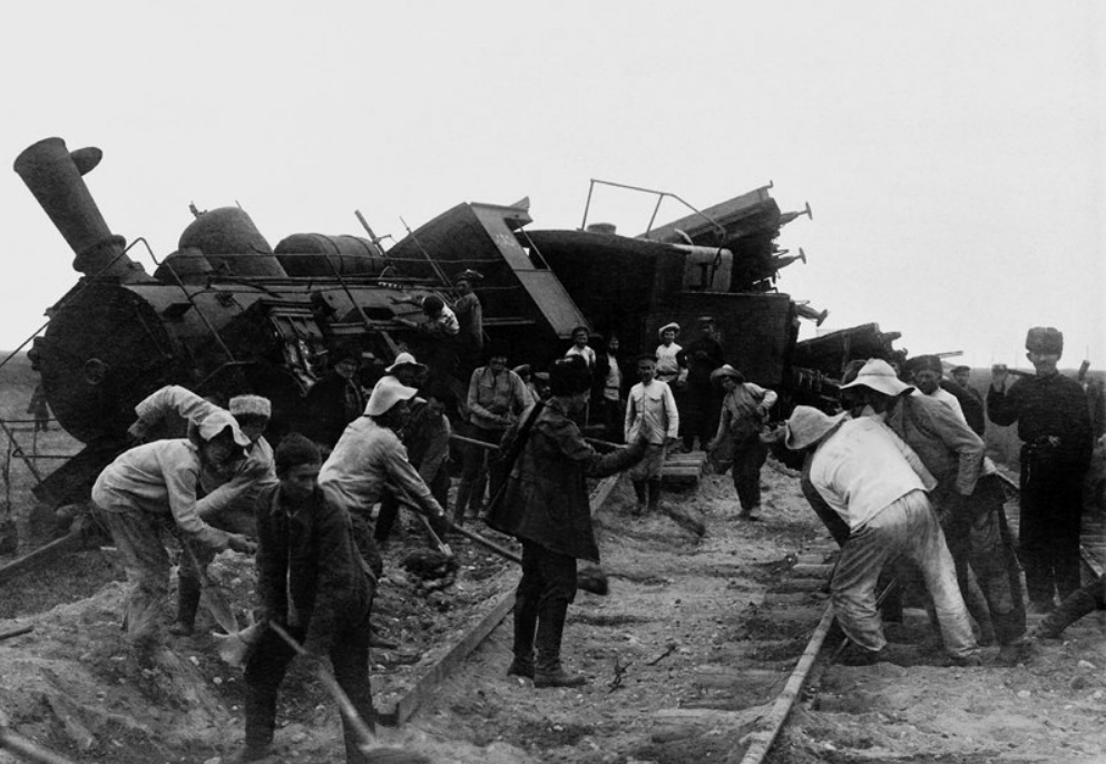 Работы на месте крушения поезда после нападения анархистов. январь 1920 г. Фото из открытых источников