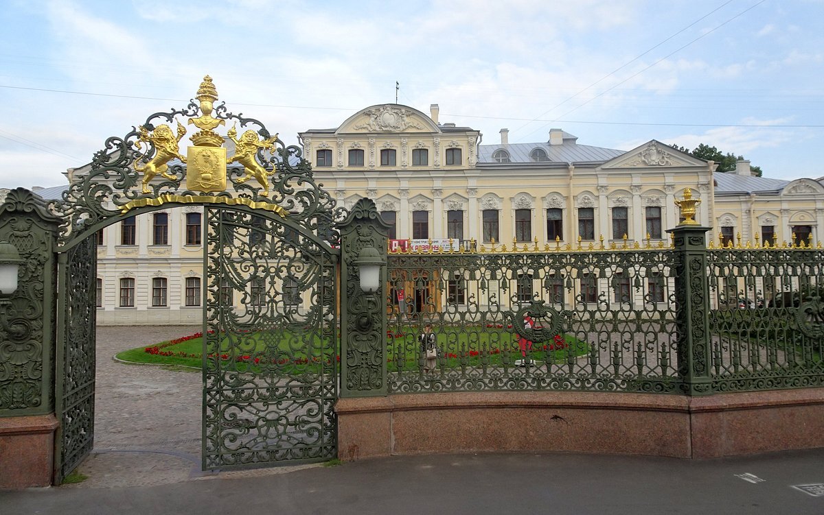 Тот самый дворец, вид с набережной реки Фонтанки