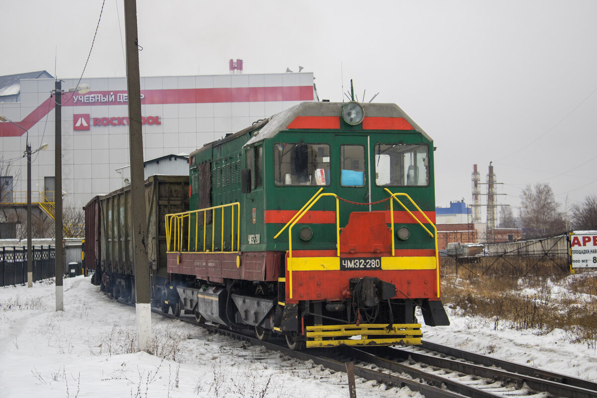 Всë тот же тепловоз ЧМЭ2-280. 