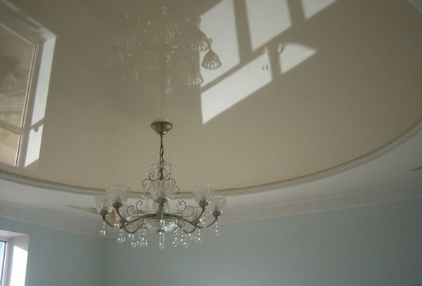 Глянцевый натяжной потолок