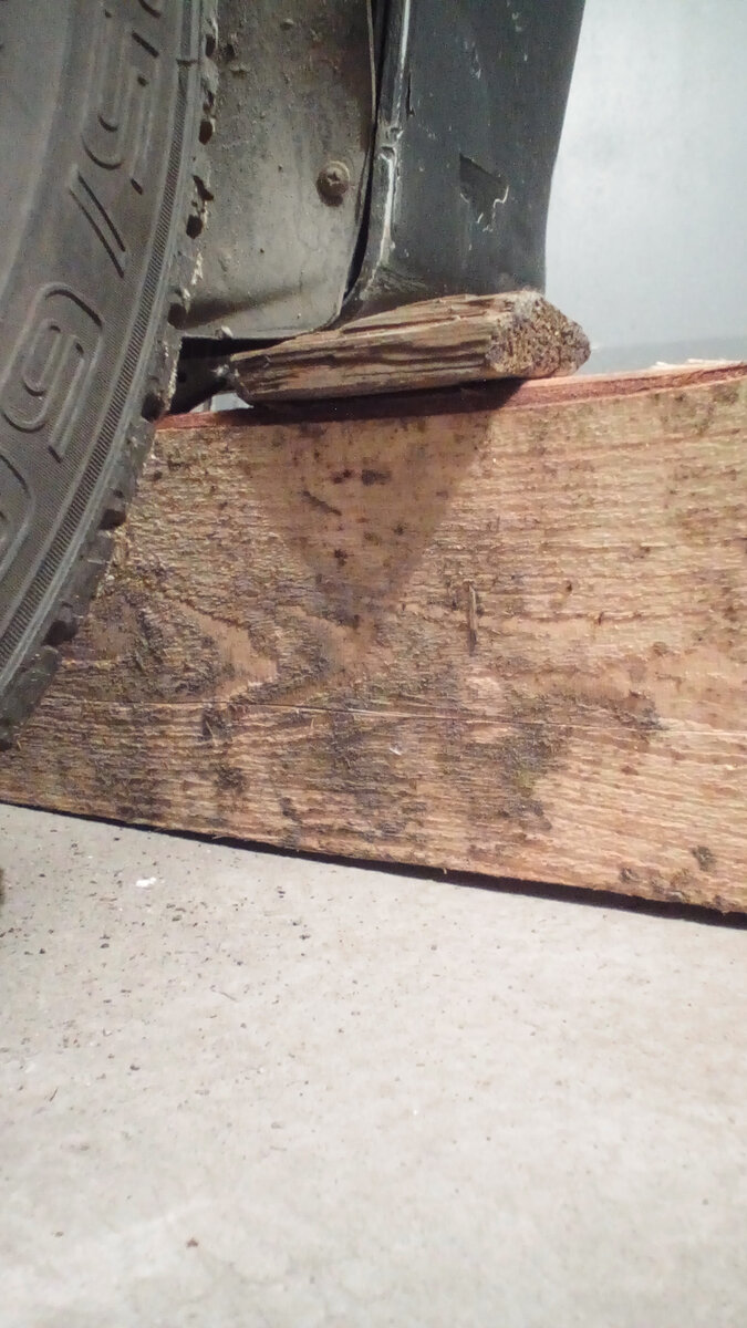 расстояние от переднего бампера до пола БЕЗ проставки, маленькая деревяшка НЕ лезет