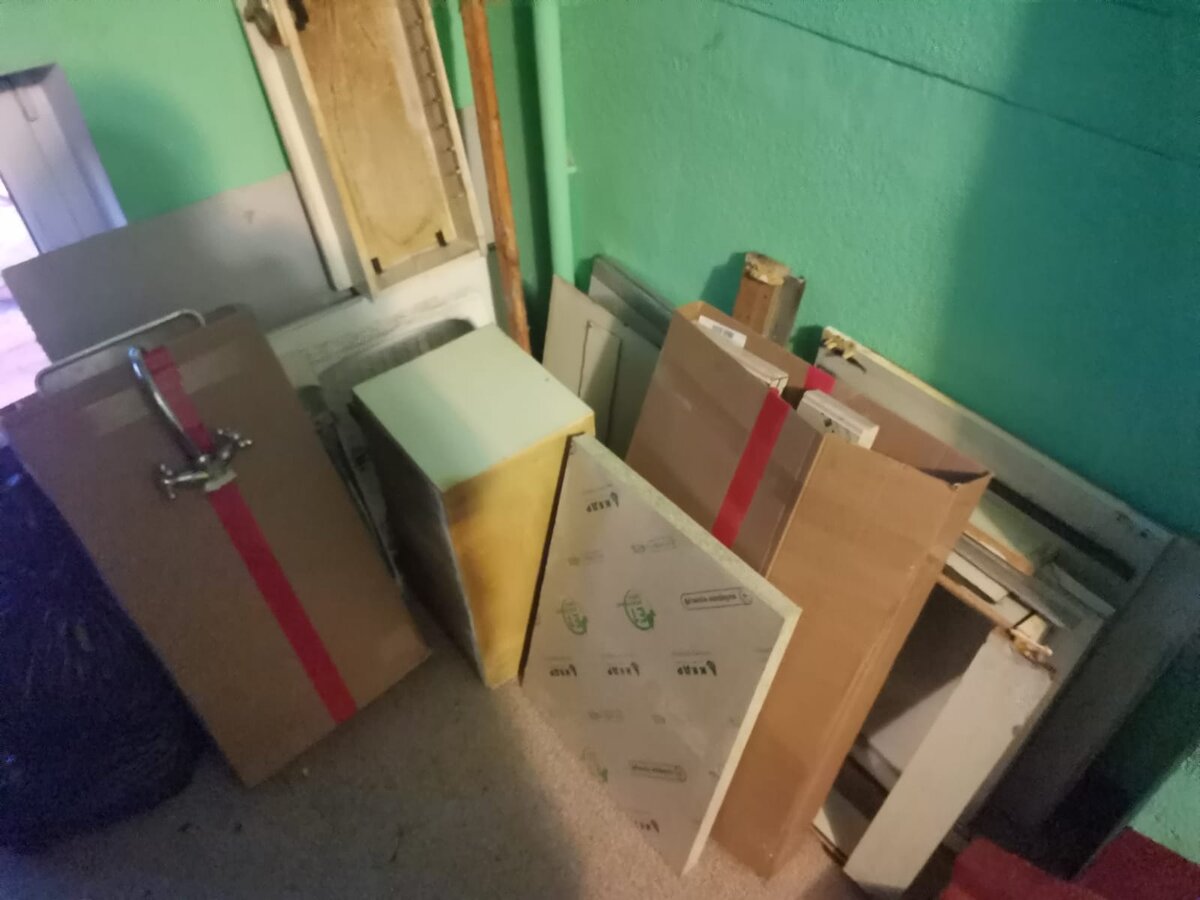 Оставили нам на лестнице