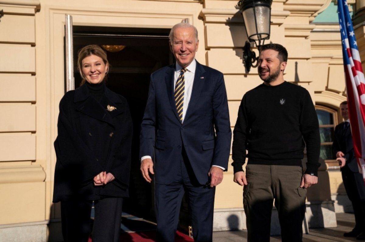    Сеть заполнили мемы про Зеленского и Байдена, побывавшего в Киеве