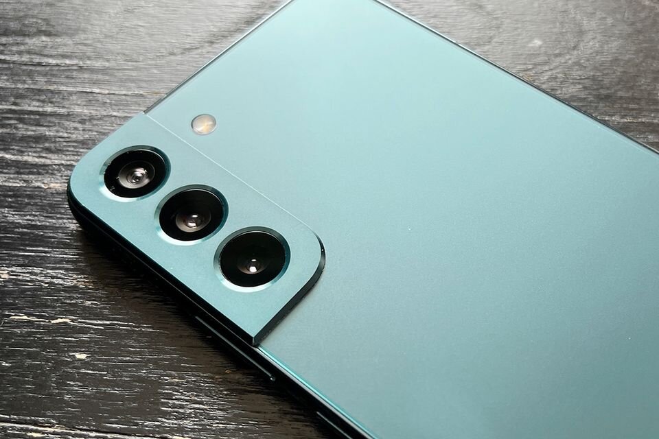 Внешне блок камер не изменился, но S22+ получил новую матрицу и обновленный модуль для съемки с трехкратным увеличением