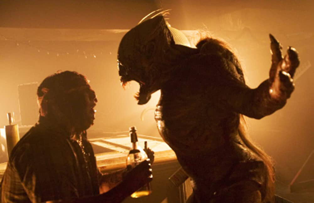 Кадр из фильма Feast. Режиссер: Джон Гулагер. Оператор: Томас Л. Колэуэй. Производство: Dimension Films, Five Course Films, LivePlanet, Maloof Motion Pictures, Neo Art & Logic 