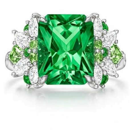 цаворит бриллиантовой огранки из Восточной Африки (приблизительно 5,49 карата), 12 круглых и квадратных цаворитов изумрудной огранки (всего около 0,67 карата), восемь бриллиантов грушевидной формы (всего около 0,65 карата) из платины