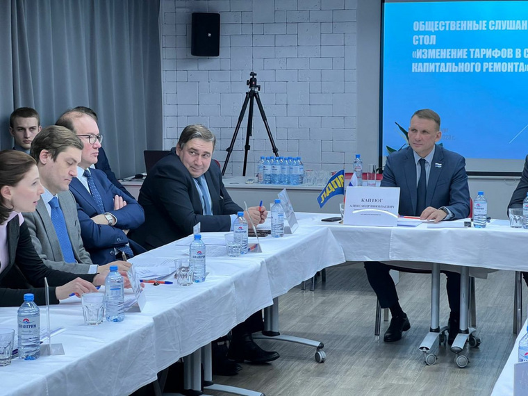    Депутаты заксобрания во главе с Александром Каптюгом озвучили предложения министру ЖКХ Николаю Смирнову и главе РЭК Владимиру Гришанову