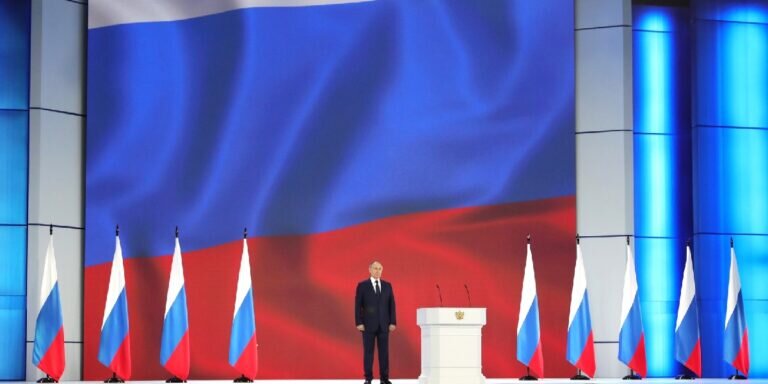 Фото: с сайта Кремля (http://static.kremlin.ru/media/events/photos/big2x/AGNjKCAQsS7V19sOQGDAGRgEZiXkq91O.jpg)